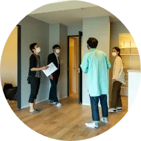 訪ねている様子