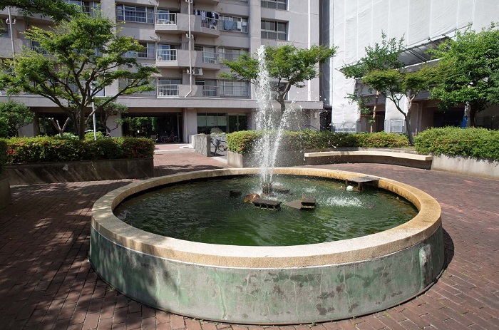 東陽町住宅　中庭の噴水